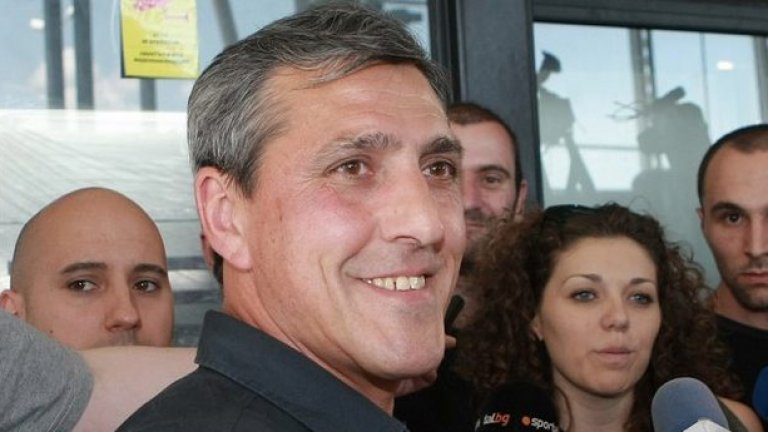 Неизвестен чужденец
Говори се, че Левски вече търсел наставник в Португалия и Полша, лично главният скаут Георги Чиликов пътувал в чужбина, за да задейства контактите си и да проучва варианти. 
Само че няма как пристигането на пореден чужденец тип Пепе Мурия да бъде посрещнато с особено голям ентусиазъм. Такъв ход най-вероятно ще бъде грешка на ръководството и е твърде малко вероятен.