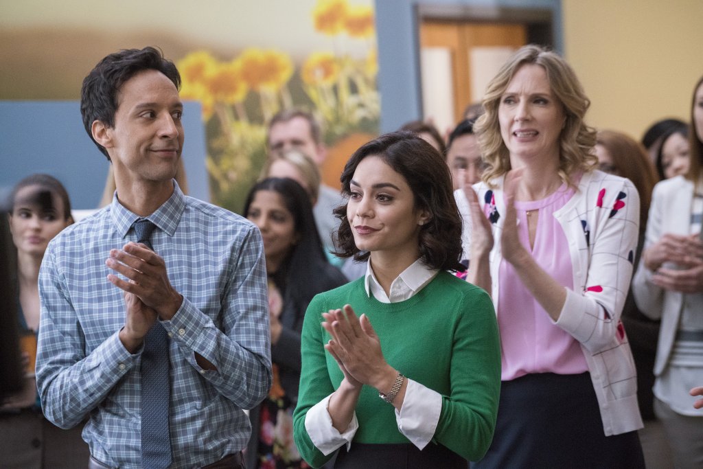 „Powerless”

Това е първият комедиен сериал от комикс вселената на DC. Разказва се за застрахователна компания, специализирана в грижата за обикновени хора, пострадали от супергерои, докато спасяват света.  
