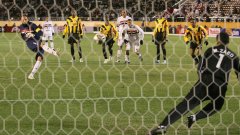 Рожерио Сени бележи във вратата на Ал Итихад по време на световното клубно първенство през 2005 г.