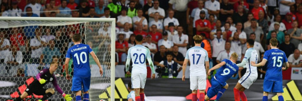Отборът, на който не може да се разчита
Последните две големи първенства – Световното през 2014 г. и Евро 2016 затвърждават тенденцията, че на Англия не може да се разчита. В първия случай отборът на Рой Ходжсън пада до дъното в групата си след две загуби с по 1:2 от Италия и Уругвай, плюс постно равенство без голове срещу Коста Рика. На последното Европейско, отново с Ходжсън начело, англичаните издрапват до второто място в групата, отстъпвайки лидерската позиция на дебютанта Уелс. Всичко свършва по най-лошия начин в Ница, където смелчаците от Исландия постигат страхотна победа с 2:1, макар че Уейн Руни открива от дузпа. Посрамени, англичаните вече чакат Световното в Русия през следващата година с надеждата, че най-сетне ще спечелят титлата. Нещо, в което едва ли дори самите те вярват.
