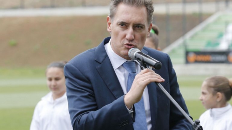 "Не ме занимавайте с простотии, с кредитни милионери, разследвани лица или такива, които са известни със своята неизвестност. Не ме вкарвайте в такива неща. Не ми е на нивото", заяви Домусчиев след церемонията по откриването на новата клубна база