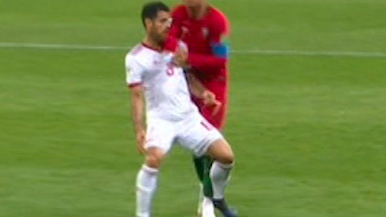 2. Червен картон за Роналдо
Ако съдията е готов да даде толкова лека дузпа, то трябваше да изгони и Роналдо. Малко след изпуснатата дузпа Кристиано удари с лакът в лицето Пуралиганджи. Съдията отново се обърна към VAR, който може да бъде използван в ситуация за показване на червен картон, но не и на жълт. Въпреки това, парагвайският рефер Енрике Каседес реши да покаже само жълт картон на Роналдо.