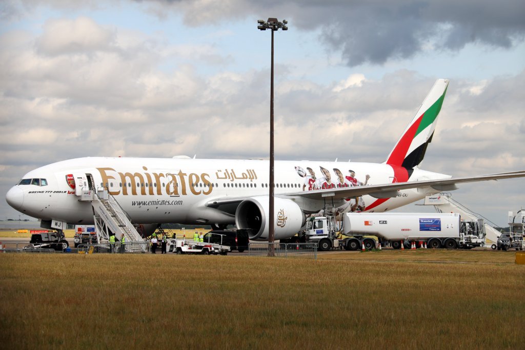 Новият логоджет на Emirates с играчите на Арсенал