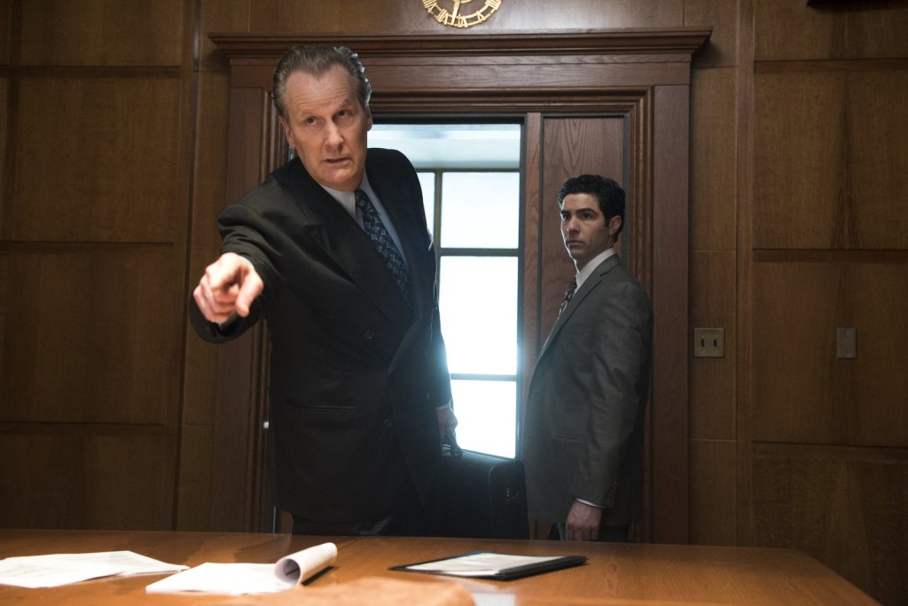 The Looming Tower, Hulu
Дата: 28 февруари
Базиран на романа на Лорънс Райт, този сериал разказва за конфликта между ФБР и ЦРУ от края на 90-те, който може несъзнателно да е спомогнал  за трагичните събития от 11.09.2001 г. Бил Камп и Майкъл Щулб