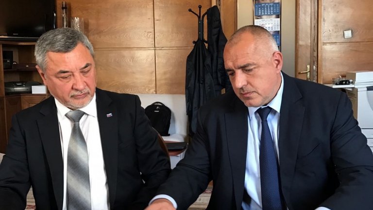 Борисов се е отказал от идеята за промени в конституцията с цел отпадане на депутатския имунитет. Не става и дума за свикване на ново Велико народно събрание. Така обаче отпада и още едно предизборно обещание на "Патриотите": че ако "вземат властта", ще отнемат правото на глас на хора без основно образование.