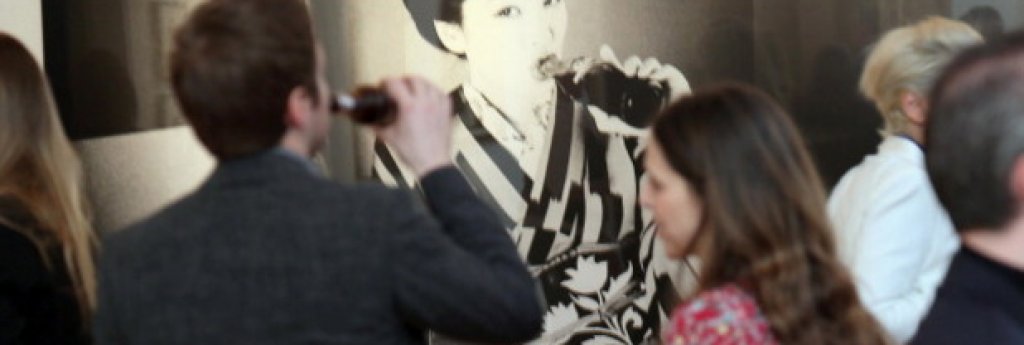 Араки (Nobuyoshi Araki)
 Японски експериментален фотограф, който не пропуска да заснеми дори интимни детайли от медения си месец. Прави впечатление с портрети на вързани жени и плодове, които наподобяват полови органи. 
 Най-известен обаче става с незабравимата фотосесия, в която членовете на Якудза, японската мафия, правят секс, често пъти с брутално насилие над жените, и позират с оръжия.