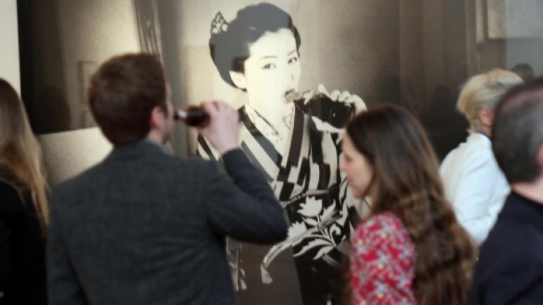 Араки (Nobuyoshi Araki)
 Японски експериментален фотограф, който не пропуска да заснеми дори интимни детайли от медения си месец. Прави впечатление с портрети на вързани жени и плодове, които наподобяват полови органи. 
 Най-известен обаче става с незабравимата фотосесия, в която членовете на Якудза, японската мафия, правят секс, често пъти с брутално насилие над жените, и позират с оръжия.