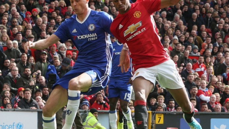 4.Матич отсъстваше от мача, Канте беше под нивото си
Матич понякога е маестро в центъра, но днес беше напълно отсъстващ. Едно извършено нарушение, нула спечелени единоборства и въздушни двубои, нула изчиствания и блокирани удари. В същото време Канте изнемогваше в центъра, защото не получаваше никаква подкрепа от сърбина, и на свой ред допусна нетипични грешки.