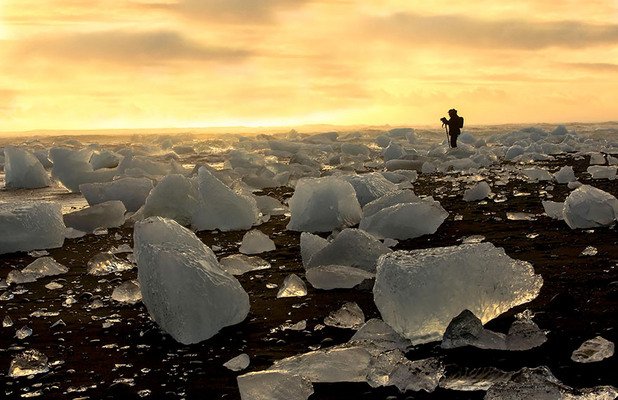 Ледниковото езеро Йокулсарлон е една от най-внушителните гледки, които могат да се видят в Исландия. Плажът се отличава с черния си вулканичен пясък, контрастиращ с ледените блокове отгоре