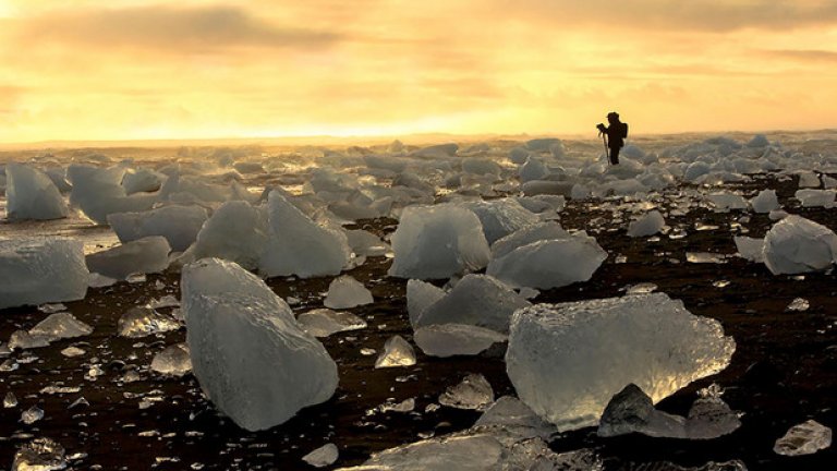 Ледниковото езеро Йокулсарлон е една от най-внушителните гледки, които могат да се видят в Исландия. Плажът се отличава с черния си вулканичен пясък, контрастиращ с ледените блокове отгоре
