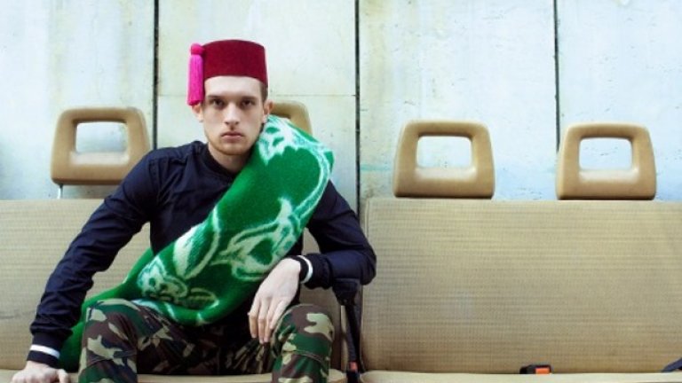 Съчетанието между фес, милитари панталон и родопско одеало съвсем не е безсмислено. Снимки: twelve