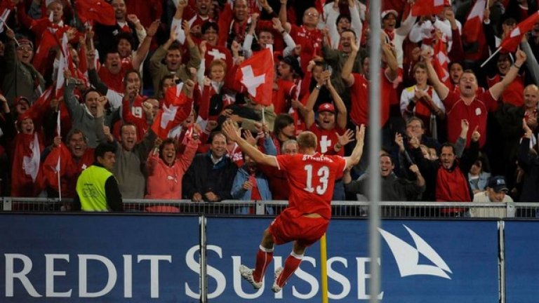 6. Банките излизат на терена
Най-важното събитие за футболна Швейцария се случва през 1993 г., когато асоциацията подписва дългосрочен договор с банката „Креди Сюис”. Финансовата институция се ангажира като партньор в дългосрочна програма за развитие на футбола. Концепцията включва съставяне на четири центъра за млади таланти. В основата на добре функциониращата система е работата на технически директор на асоциацията Хансрюди Хеслер. „Когато заех поста, имаше един щатен треньор за подрастващите и общо десетина по клубовете…“, обяснява Хеслер. 
Първите плодове са налице още през 2002 г., когато Швейцария стана европейски шампион за юноши до 17 г., а съставите до 19 и 21 г. стигнаха до полуфиналите на континенталните първенства съответно през 2002 и 2004 г. С една дума - системата работи с точността на швейцарски часовник. Така страната почва да вади едно след друго, кое от кое по-талантливи поколения футболисти. През 2005 г. например над 40 швейцарски футболисти на възраст до 21 г. вече имат договори с чуждестранни клубове, като сред тях са Филип Сендерос (Арсенал), Йонас Елмер (Челси), Рето Цийглер (Хамбургер), Валон Бехрами (Лацио), Транкило Барнета (Байер) и др. Следващото поколение на Гранит Джака (Арсенал) е още по-талантливо, а най-доброто доказателство за това е спечелената световна титла за юноши до 17 г. през 2009 г. на шампионата в Нигерия.