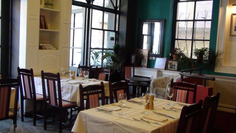 Френски ресторант L'etranger на улица "Цар Симеон" 78, близо до бул. Мария Луиза. Не  е нужно да ходите в Париж, за да усетите атмосферата от филма на Уди Алън - просто отидете в L'etranger. 

Снимка: Facebook