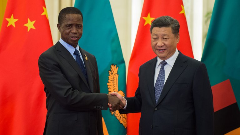 Китай на практика притежава африканската държава, но това буди много, много неприязън
На снимката: Президентът на Замбия Едгар Лунги и Генералният секретар на Китайската комунистическа партия Си Дзинпин