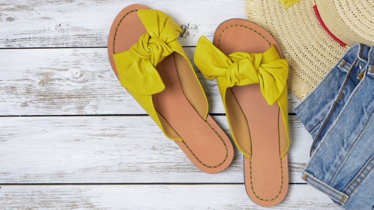 Ниски чехли с панделка или възелПанделките и възлите също са актуален аксесоар към сандалите и летните обувки. Предпочитаме ги на ниски комфортни чехли, с които можем да се появим навсякъде – на брънч с приятелки, на небрежна вечеря на някоя тераса и даже на плажа, където ще заместим грозноватите джапанки с ето такъв модел.