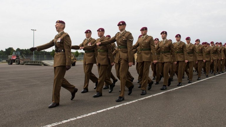 6. Великобритания
На служба в британската армия са зачислени 232 675 души, от които 151 175 са на активна служба. Тя разполага с общо 856 самолета и вертолета, като 88 са изтребители, 168 щурмоваци, 337 транспортни самолета, 329 тренировъчни самолета, 347 хеликоптера, от които 39 са бойни. Към сухопътните сили на Великобритания са зачислени 249 танка, 5948 бронирани бойни машини, 89 самоходни артилерийски установки, 138 оръдия и 42 ракетни установки. Военноморските сили на страната включват общо 76 кораба, като в тях се включват 2 самолетоносачи, 13 фрегати, 6 разрушители, 11 подводници, 4 патрулни кораба и 15 миночистачи. Бюджетът за отбрана на Великобритания възлиза на 45 700 000 000 долара.