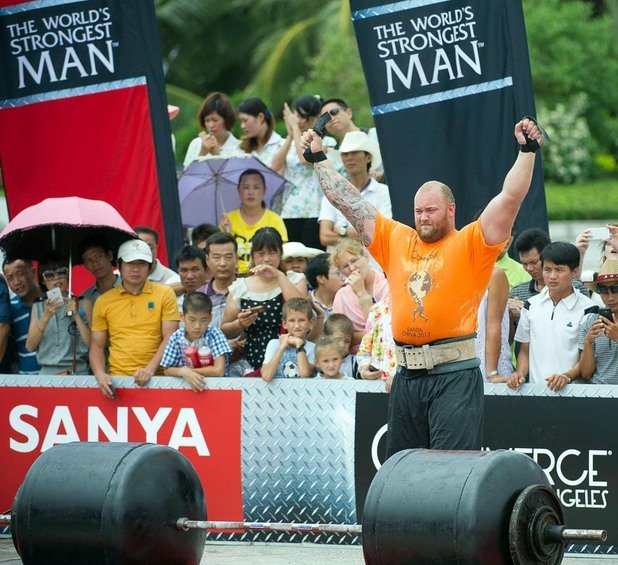 Исландецът Хафтор Бьорнсон (Грегор Клъгейн – Планината) участва в състезание на Най-силните мъже на света на 24 август 2013-а в Китай