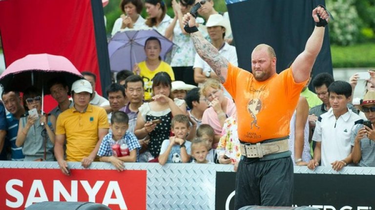 Исландецът Хафтор Бьорнсон (Грегор Клъгейн – Планината) участва в състезание на Най-силните мъже на света на 24 август 2013-а в Китай