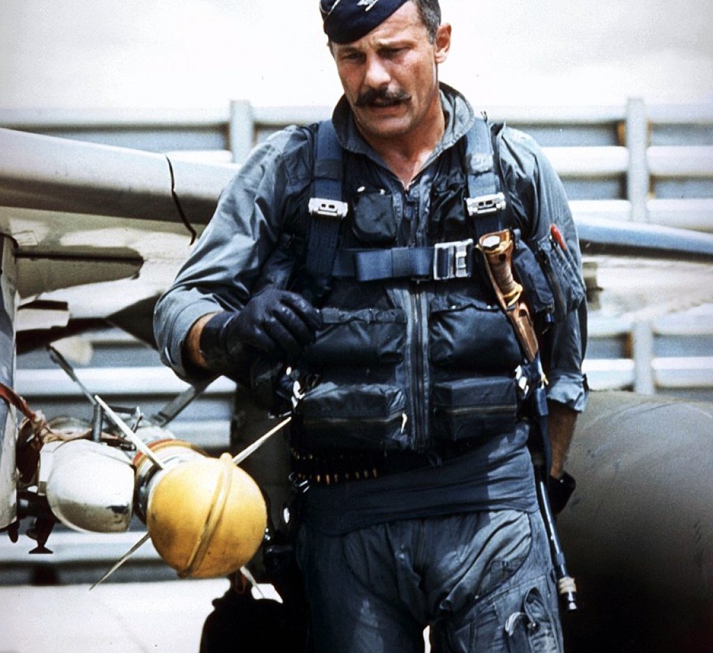800px-Robin_Olds_during_vietnam_war