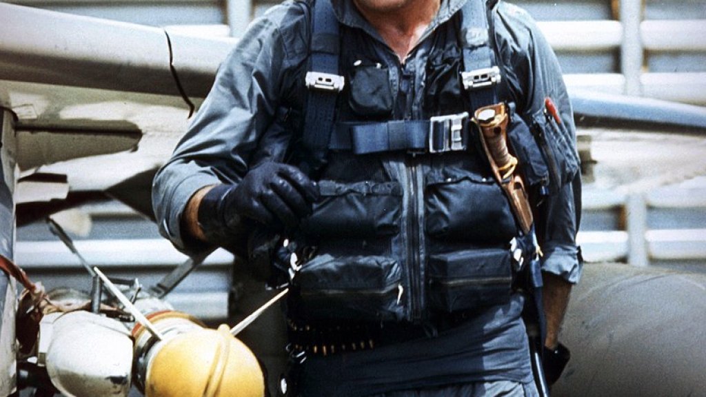 800px-Robin_Olds_during_vietnam_war