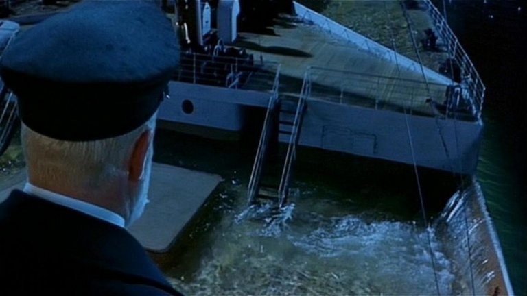 Титаник (1997 г.)

Когато любовта и трагедия се преплитат в едно... Тук обаче няма да си говорим за любовната част на филма (имаше място за Джак върху вратата!), а за факта, че това е филм с мнооого водни сцени. Камерън използва историята на двамата влюбени Джак и Роуз, за да представи на голям екран потъването на легендарния кораб. Използван е съд с вместимост 19 милиона тона, за да могат да се потапят изцяло под вода някои от декорите.