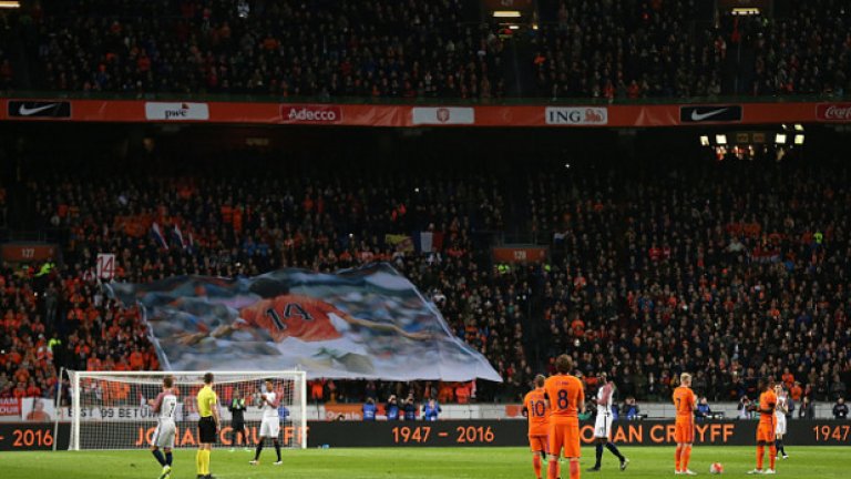 Фенове с банери, на които се вижда лика на Кройф, изпълниха стадион „Амстердам Арена”