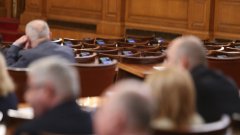 Шестима депутати напускат Народното събрание