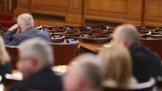 Заплатата от 1 януари 2020 г. да се увеличи до 610 лв. приеха депутатите като част от Бюджета за ДДО за догодина
