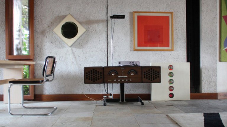 Трапезарията е обзаведена с аудио система RR126, проектирана през 1965 г. от братята Кастилиони