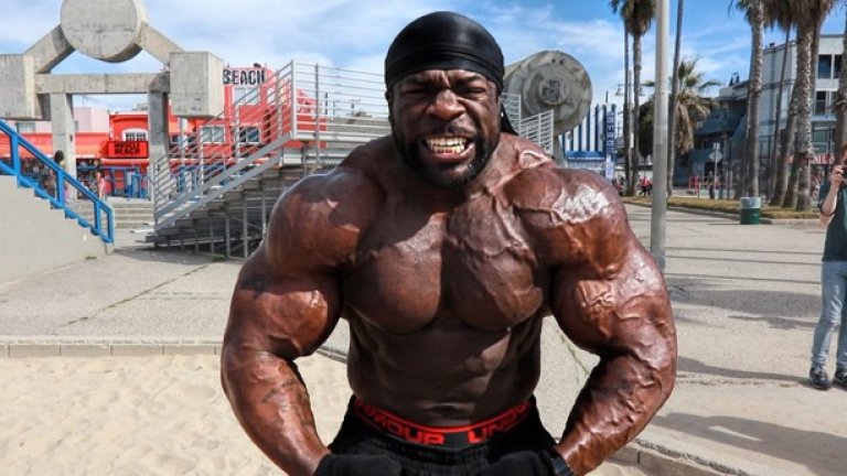 Докато крещи по време на тренировки, той разкрива "тунингованите" си в злато зъби.