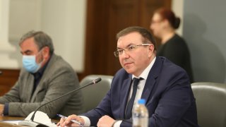 По думи на министъра образно казано се надбягваме с вируса