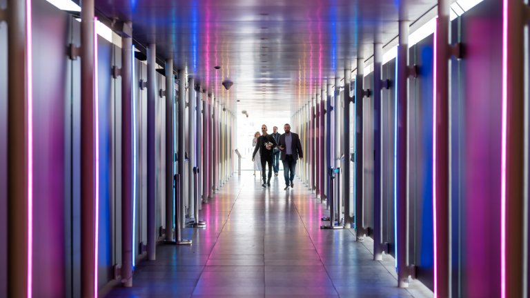 Да живееш цветно и смартфонът ти да го показва