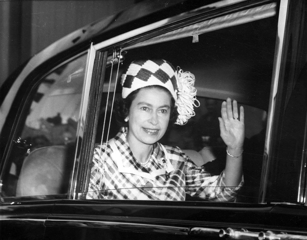 Elizabeth_II_in_Queensland,_Australia,_1970.jpg