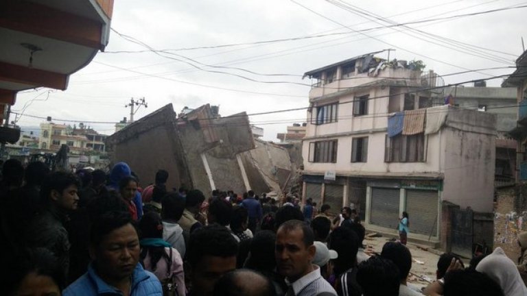 Паднала седеметажна сграда. Снимка - Aakar Anil/Twitter