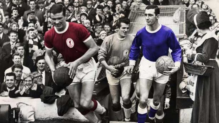 Великите капитани от 60-те години Рон Йейтс (Ливърпул) и Рой Върнан (Евертън) извеждат отборите за дерби. Стилизираният фотос е култов в музеите на двата клуба.