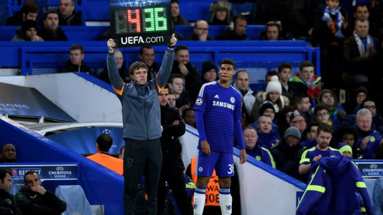 14. Рубен-Лофтъс Чийк (Челси).
Известен като скромен младеж в академията на Челси. За габаритите му е странно, защото 192-сантиметровият полузащитник трябва да е тартор и на терена, и извън него. Вероятно само това спира засега развитието му, иначе Жозе Моуриньо вече го пусна няколко пъти в първия тим и личи, че на 19 години е готов да играе сред звездите на Висшата лига. Стана и първият продукт на академията на Челси, наложил се в първия тим, от Джон Тери насам.