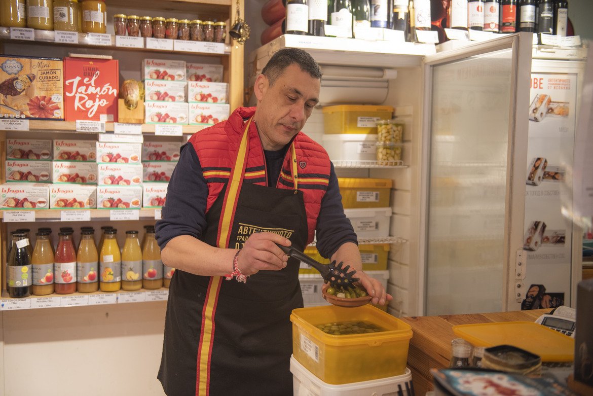 В "Автентичното" се предлагат истински испански стоки. Там могат да се открият различни видове меса, сирена, маслини, варива, сокове...