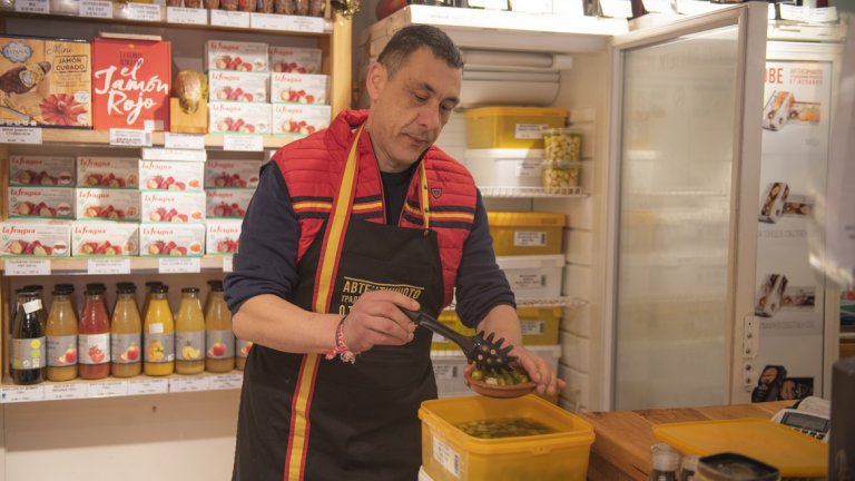 В "Автентичното" се предлагат истински испански стоки. Там могат да се открият различни видове меса, сирена, маслини, варива, сокове...