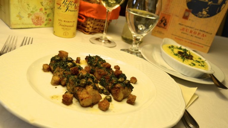 Вкусна рецепта за филе от бяла риба в масло,гарнирана с едри каперси, магданоз, лимон, крутони и картофено пюре