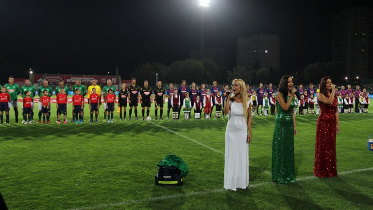 Трио „Сопрано“ изпълниха химна на ФК Барселона и националния химн на България преди първия съдийски сигнал