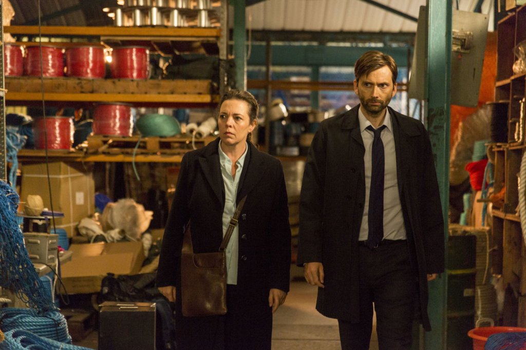 Broadchurch 
Който не е чувал за Broadchurch да се засрами веднага. Британското шоу е една от най-добрите криминални поредици на малкия екран в момента. Този понеделник Broadchurch бележи своя финал. Неговият трети и последен сезон приключва, а с тов