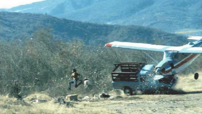 Уникална снимка, на която самолет се разбива в камион заради силни ветрове, 1976-та
