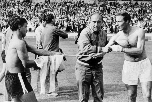 1966 г. Четвъртфинал Англия - Аржентина 2:0.
Сър Алф Рамзи, треньорът на англичаните, спира защитника Джордж Коен да си размени фланелката с аржентинеца Алберто Гонсалес. Рамзи е скандализиран от грубостите на южноамериканците и забранява на играчите си да дават екипите си в традиционния ритуал след мача.