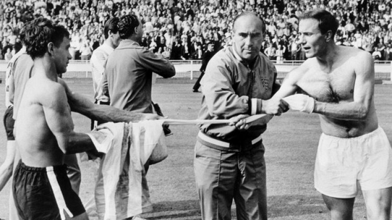 1966 г. Четвъртфинал Англия - Аржентина 2:0.
Сър Алф Рамзи, треньорът на англичаните, спира защитника Джордж Коен да си размени фланелката с аржентинеца Алберто Гонсалес. Рамзи е скандализиран от грубостите на южноамериканците и забранява на играчите си да дават екипите си в традиционния ритуал след мача.