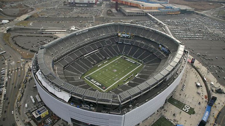 "Метлайф" е огромен комплекс с над 28 000 паркоместа, както и огромна зона за хранене и заведения. Стадионът е най-скъп в света, но е вероятно и от най-хубавите арени на планетата.