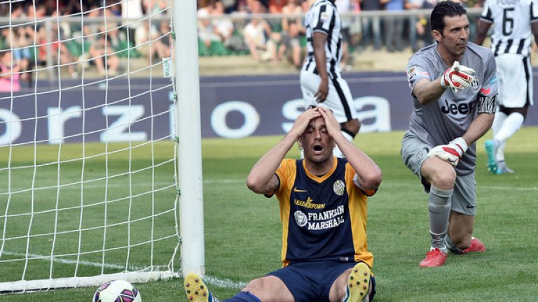 3. Верона
Верона не е лош отбор, но има много проблеми в защита. Ако се повтори сценарият от миналия сезон с головата суша или натрупани контузени играчи – трудно ще завърши по-високо от 12-ото място. Лука Тони и Джампаоло Пацини няма да са достатъчни за място в първата половина на таблицата.
Прогноза: 12 място