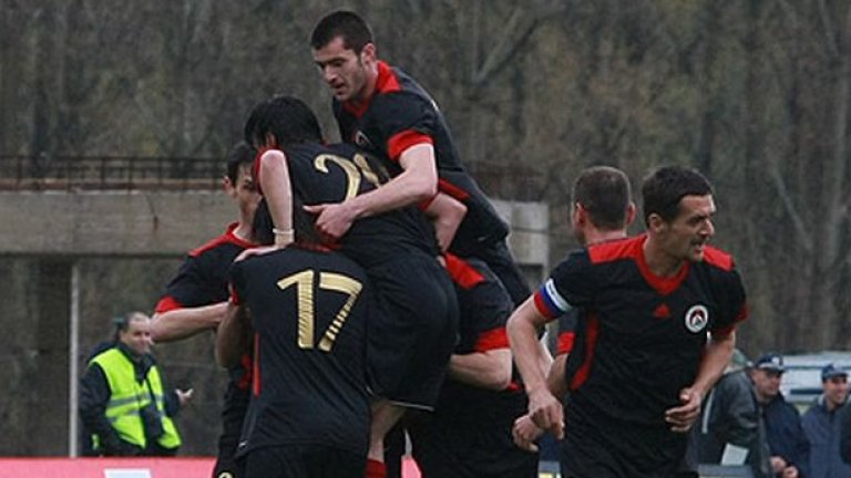 Играчите на Локомотив се радват на гола, с който откриха резултата още в 10-ата минута