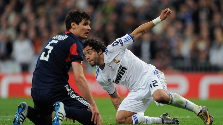 Централен защитник: Деян Ловрен, Ливърпул
Преди да си изгради име по терените на Висшата лига с екипа на Саутхемптън, Ловрен игра две години и половина в Лион. Хърватинът изигра 102 мача за „хлапетата“, а само година след като замина за Саутхемптън, облече екипа на Ливърпул.