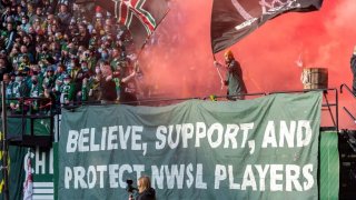 "Треньорът я извика да гледат видео от мача, но ѝ пусна порно": Грозните тайни на женския "сокър"