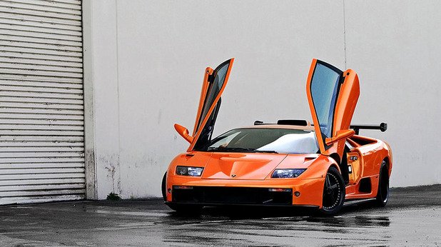 През 2000 година Lamborghini пусна на пазара серия от 30 коли Diablo GT-R
